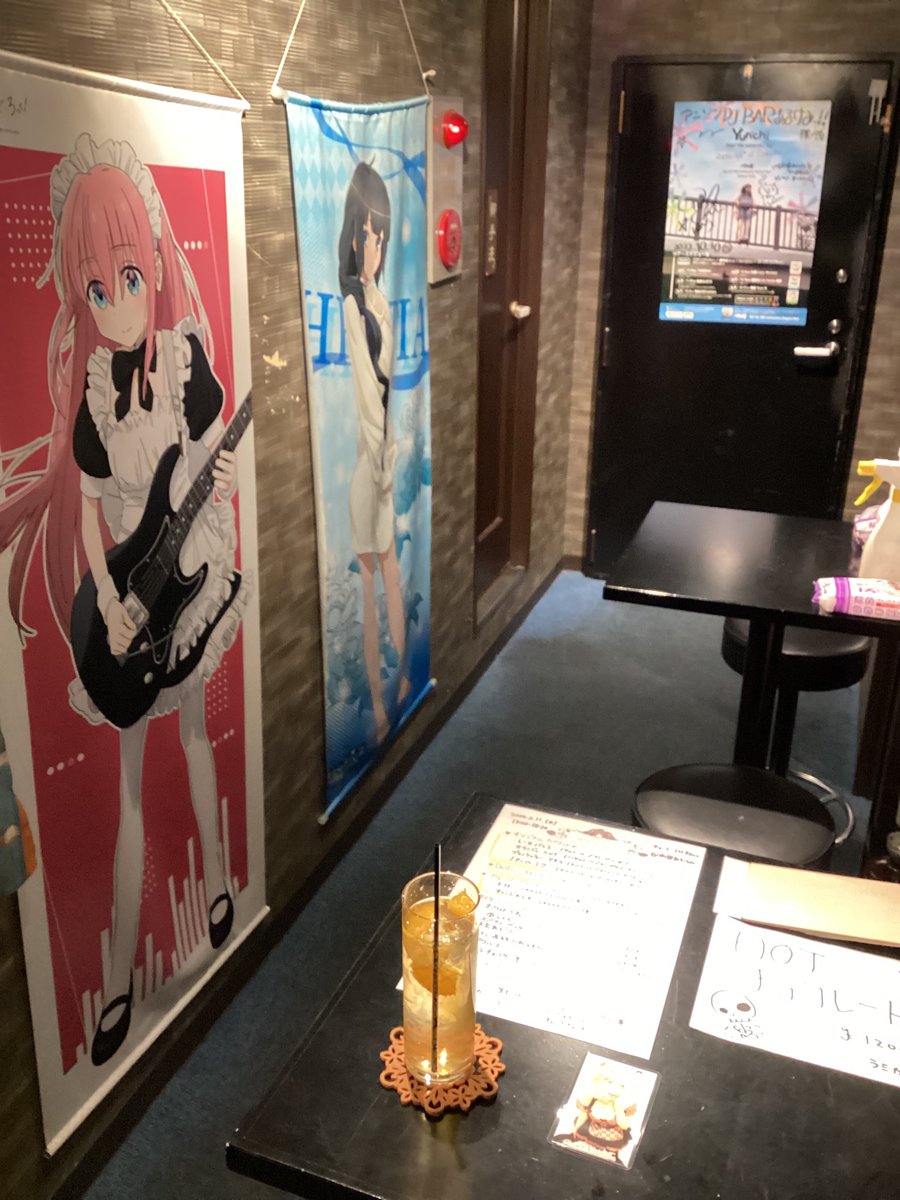 billyVF27's tweet photo. 「メイド服だから来たんでショ」キッチン内から主催キャストさんの声が響く。しかしお目当てはそれだけじゃない、全身姿を観れる👀席へ。懐かしい顔ぶれは数年を経ても愉し（#ぶらりコンセプトバー巡り 原稿
https://t.co/CZxhPKNKEt
https://t.co/N2C3tqun0C https://t.co/uLRwQz8MOP
