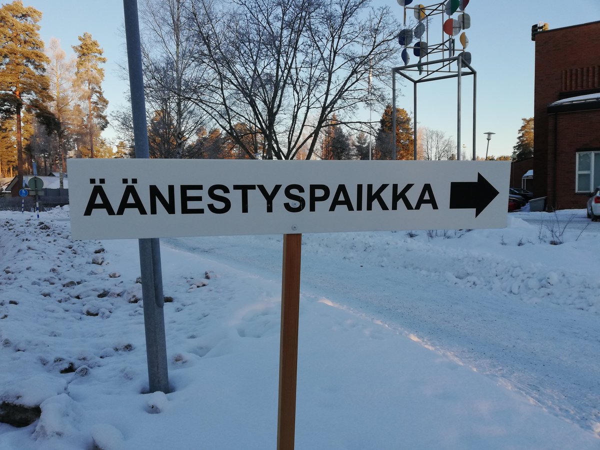 Vaaliaamun kävely lähikoulun äänestyspaikalle sujui aurinkoisessa pakkassäässä. Muista äänestää! #presidentinvaalit #presidentinvaalit2024