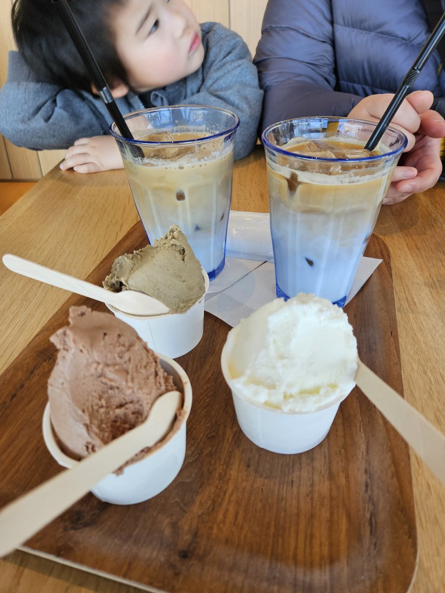 kouichihinomoto's tweet photo. 今日は家族で、茨城県庁25階の展望コーナーに来ました
(*´∇`)ノ
息子は外の景色が気に入ったようです🎵
昨年オープンした、『PANDA MARKET』さんでコーヒーブレイク!
このスペース、たくさんの人が休んだり勉強しています🎵
#茨城県庁
#水戸市
#PANDAMARKET https://t.co/YzCr63e7v6
