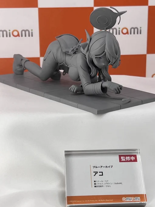 みんなかっこいいポーズなのにアコだけこのポーズ 