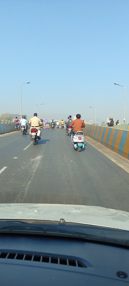 vikrant_thakkar's tweet photo. @ThaneTraffic hope rules are applicable to all ...cop driving without helmet https://t.co/E0CF5wEp0n