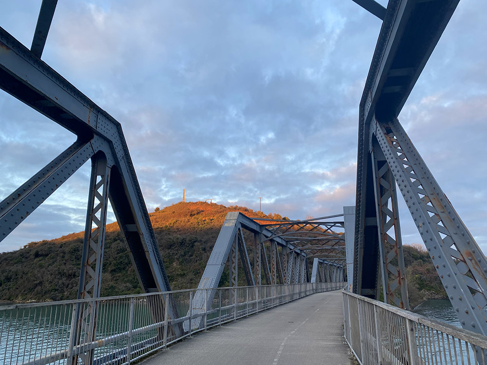 The old iron bridge on the Camel Trail #cameltrial #cornwall #bikehire #cycle #familydaysoutincornwall #sunrise #padstow #wadebridge #ironbridge #railway