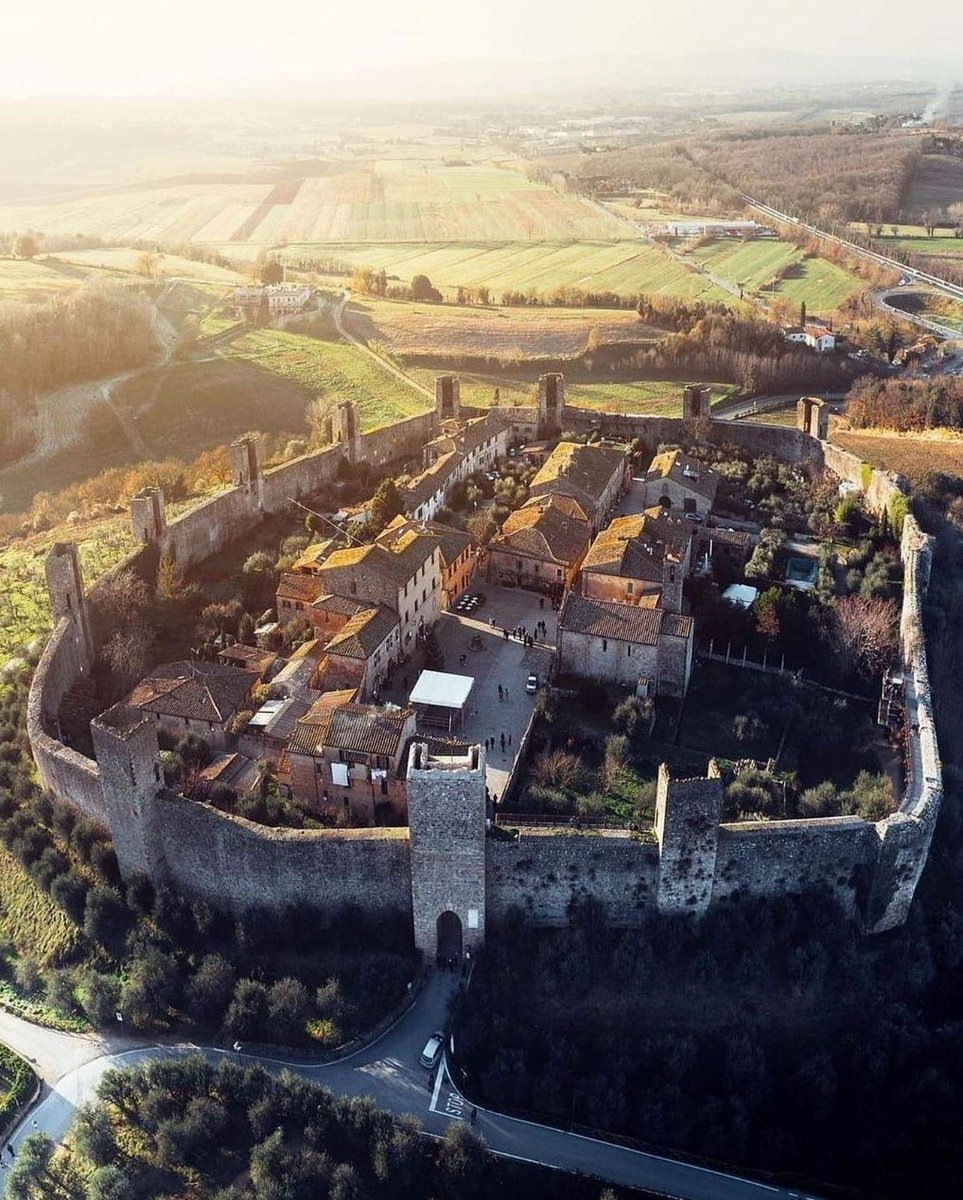 La leggenda narra di cunicoli sotterranei che da #Monteriggioni porterebbero sino a Siena. E si dice che proprio in queste gallerie vaghi ancora lo spirito tormentato del capitano Zeti, traditore, logorato dal rimorso per aver consegnato alle truppe fiorentine il suo Castello.