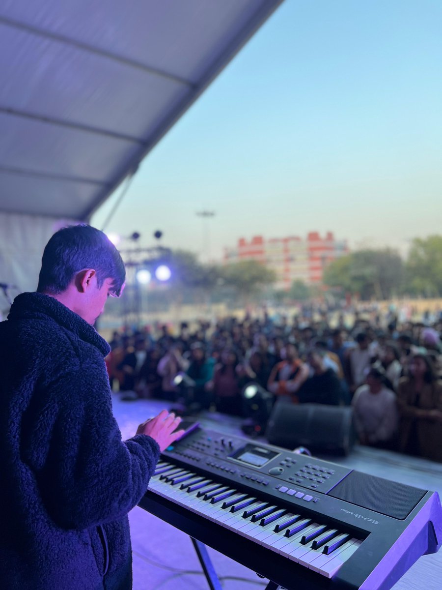 FIMTDELHI's tweet photo. π€ Kudos to Daniel for delivering an outstanding performance at Anugoonj 2024 on Feb 9,GGSIPU campus! πΆ. β¨ Wishing you the best, Daniel, as you continue to dazzle and uplift FIMT college name like a true rockstar! πΈπ #Anugoonj2024 #TalentSpotlight #DanielRocks π΅π https://t.co/LDsgDEE6XW