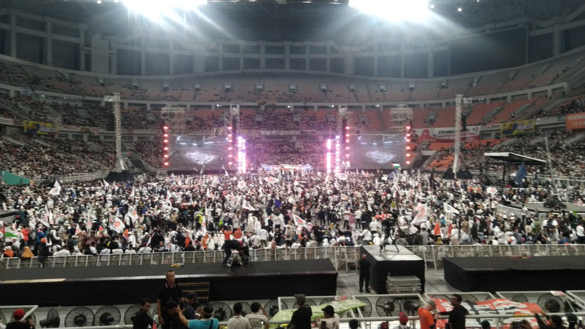 #KampanyeAkbarAMIN #AMINAjaDulu Jakarta International Stadium, Sabtu 10 Februari 2024 pagi-pagi sudah penuh dengan pendukung paslon presiden no 1