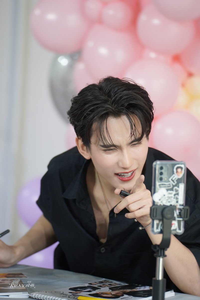 kwonaomsin's tweet image. มันยังไงค้าบมันยังไง  @firstfh5
#1stVDayFanSign
#First_Chalongrat #รักแรกของเฟริสท์