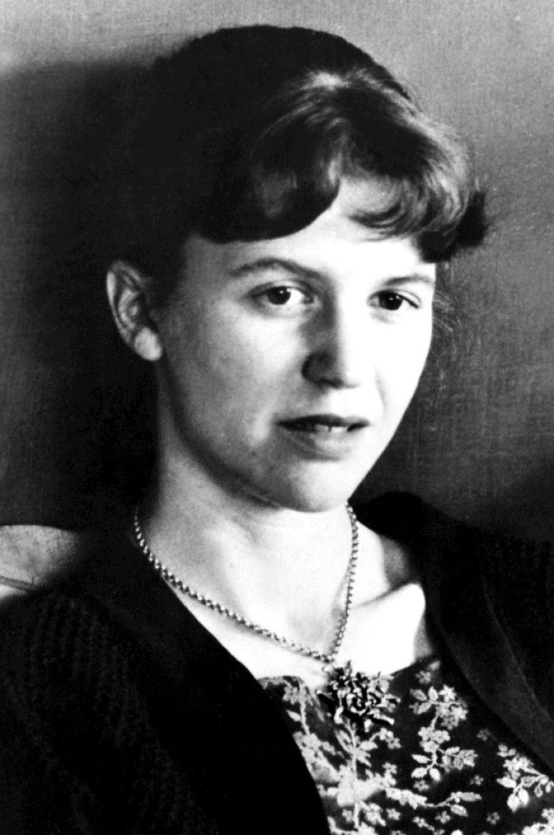 Peine01's tweet photo. »And by the way, everything in life is writable about if you have the outgoing guts to do it, and the imagination to improvise. The worst enemy to creativity is self-doubt.«
Sylvia Plath 
Geb. 27. Oktober 1932 - 11. Februar 1963 https://t.co/YMoalz4875