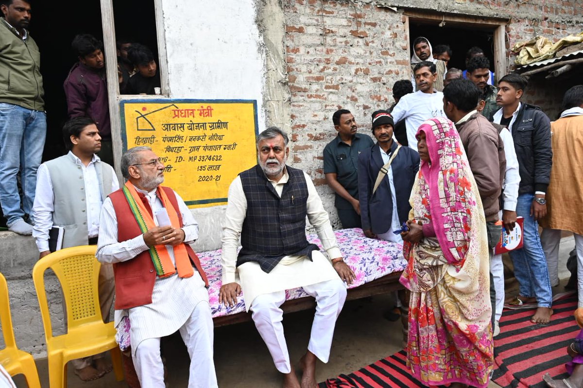 prahladspatel's tweet photo. रात्रि विश्राम वाले गांव पिपरहा में अत्यंत पिछड़ी जनजाति समाज के भाईयों-बहनों से संवाद कर उनकी समस्याएं सुनी व निराकरण किये।
केन्द्र और राज्य सरकार की योजनाओं पर चर्चा की।
#गाँव_चलो_अभियान https://t.co/okaiRhFdQI