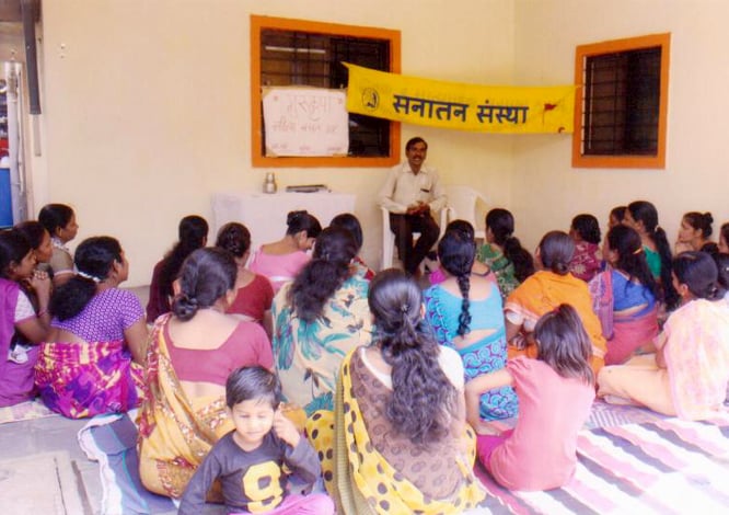 pp_pune's tweet photo. Volunteers of #Sanatan_Sanstha work at ground-level for the betterment of people. #Sanstha believes in #WomenEmpowerment and organized camps to
👉Distribute clothes to needy women
👉Guiding women on leading healthy life
👉Yog Shibir for women
Read: https://t.co/moTHOln3R1 https://t.co/Ey9nUKQodL