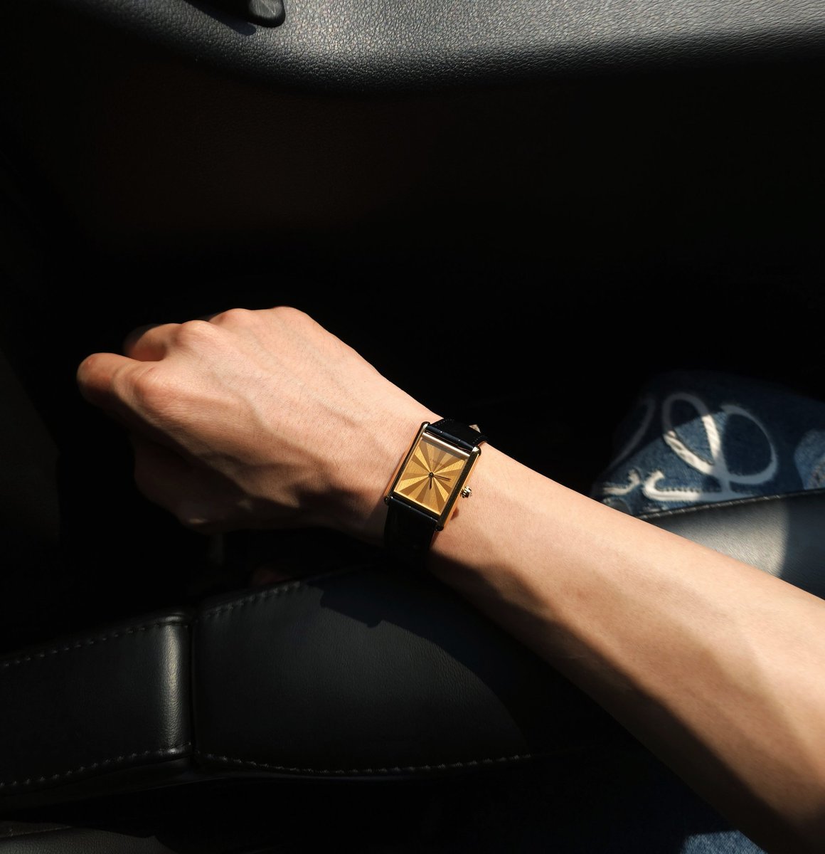 Tawan_V's tweet image. เห็นนาฬิกาเรือนนึงออกใหม่เป็น Bangkok limited มีแค่ 67 เรือนในโลก ก็สวยดีแต่เพิ่งซื้อไปเรือนนึงเองไม่เอาดีกว่า แต่พออ่านว่าหน้าปัดเป็น Sunray....นี่มันพระอาทิตย์สีทองที่ทอแสงประกายแห่งเมืองบางกอก เฮ้ย แล้วเราที่อุตส่าห์เกิดมาชื่อตะวัน ทำไมถึงจะไม่คู่ควรหละ ทักไปหาเซลล์ทันที…