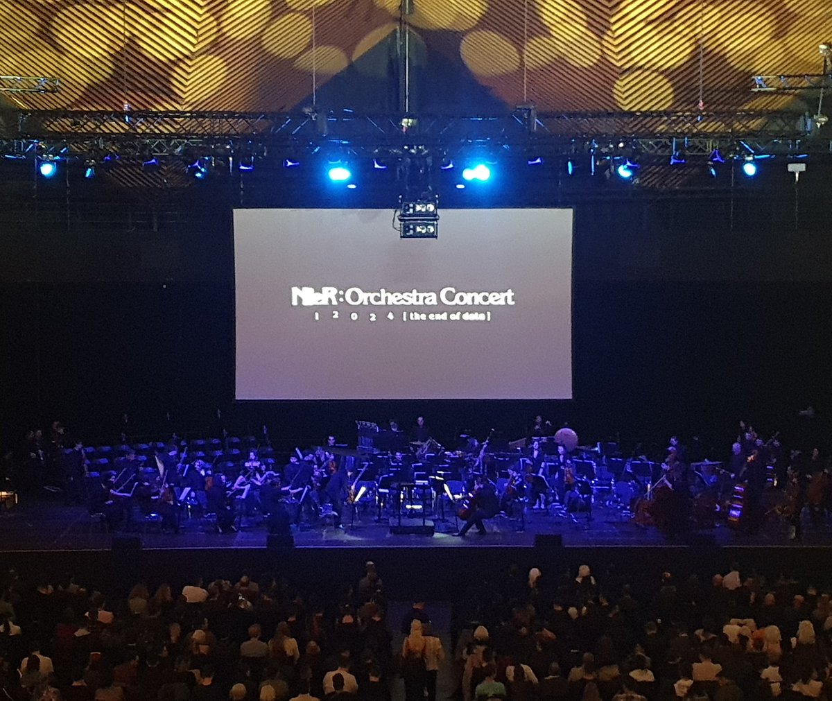 _Vanilli's tweet photo. Bei am Ende Kaine lief die Augensuppe und @_ZeroArt_ und meine Wenigkeit waren in einen Raum mit Yoko Taro (and he is akward af and i love him so much).
Ey, Leute - Unfassbar. #NieROrchestraConcert #TheEndofData https://t.co/s79OZaOB4i