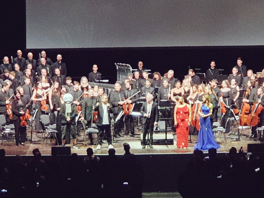 _Vanilli's tweet photo. Bei am Ende Kaine lief die Augensuppe und @_ZeroArt_ und meine Wenigkeit waren in einen Raum mit Yoko Taro (and he is akward af and i love him so much).
Ey, Leute - Unfassbar. #NieROrchestraConcert #TheEndofData https://t.co/s79OZaOB4i