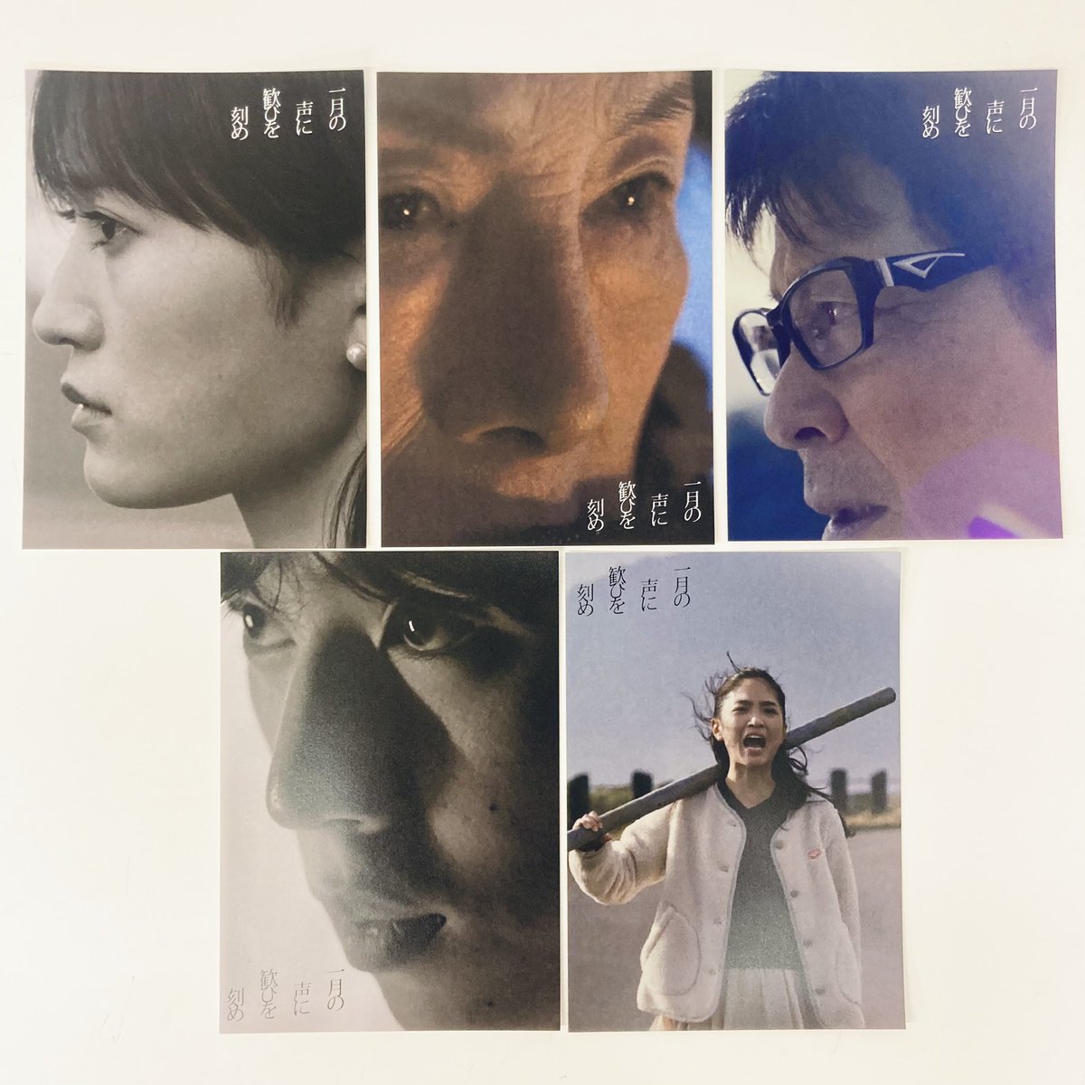 ichikoe_movie's tweet photo. ────────────
作品に刻まれた、数々の #声
     コメントちらし完成.ᐟ.ᐟ
────────────
↪︎表紙はなんと 5 種 類 😲💥

#いちこえ には著名人をはじめとする
多くの皆様からの感想コメントが
続々と寄せられ続けています🚢🥁

そこで‼︎急遽コメントちらしを作成💨✨

一部劇場に設置中❄️*

👇全コメントはコチラから読めます
https://t.co/GgyIkYBsBt