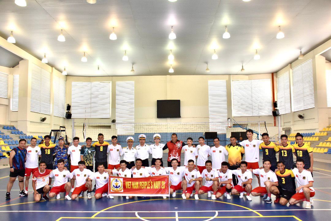 MPA_Barat's tweet photo. Nurturing Esprit de Corps!
#TheNavyPeople @MPA_Barat & VPNS 20 showed good sportsmanship in a volleyball-friendly match held at Lumut Naval Base Sports Complex.
#EnhancingCooperation
#EmpoweringFriendship https://t.co/SB1FSOk71c