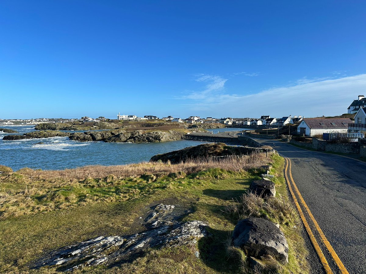 The sun eventually came out yesterday across Trearddur Bay☀️ It was high tide and a bit lively yesterday morning but good to get out after a busy week. #TrearddurBay #Anglesey #NorthWales #Landscape #RobinsonRoams