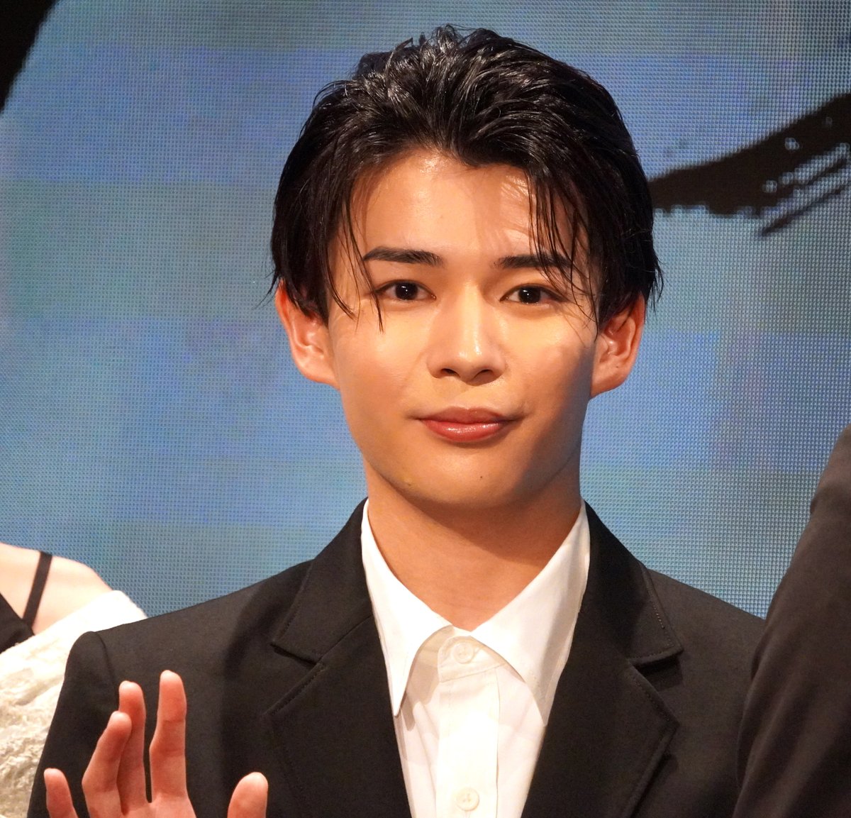 oricon's tweet photo. 大泉洋、長尾謙杜のアクション絶賛「長尾くんの成長物語」　熱入りすぎて“暴走”
https://t.co/AV4bGDFxFM

#大泉洋 #長尾謙杜 #なにわ男子 #なにわちゃん #映画 #室町無頼 @officecue https://t.co/LMtCjBEjSu