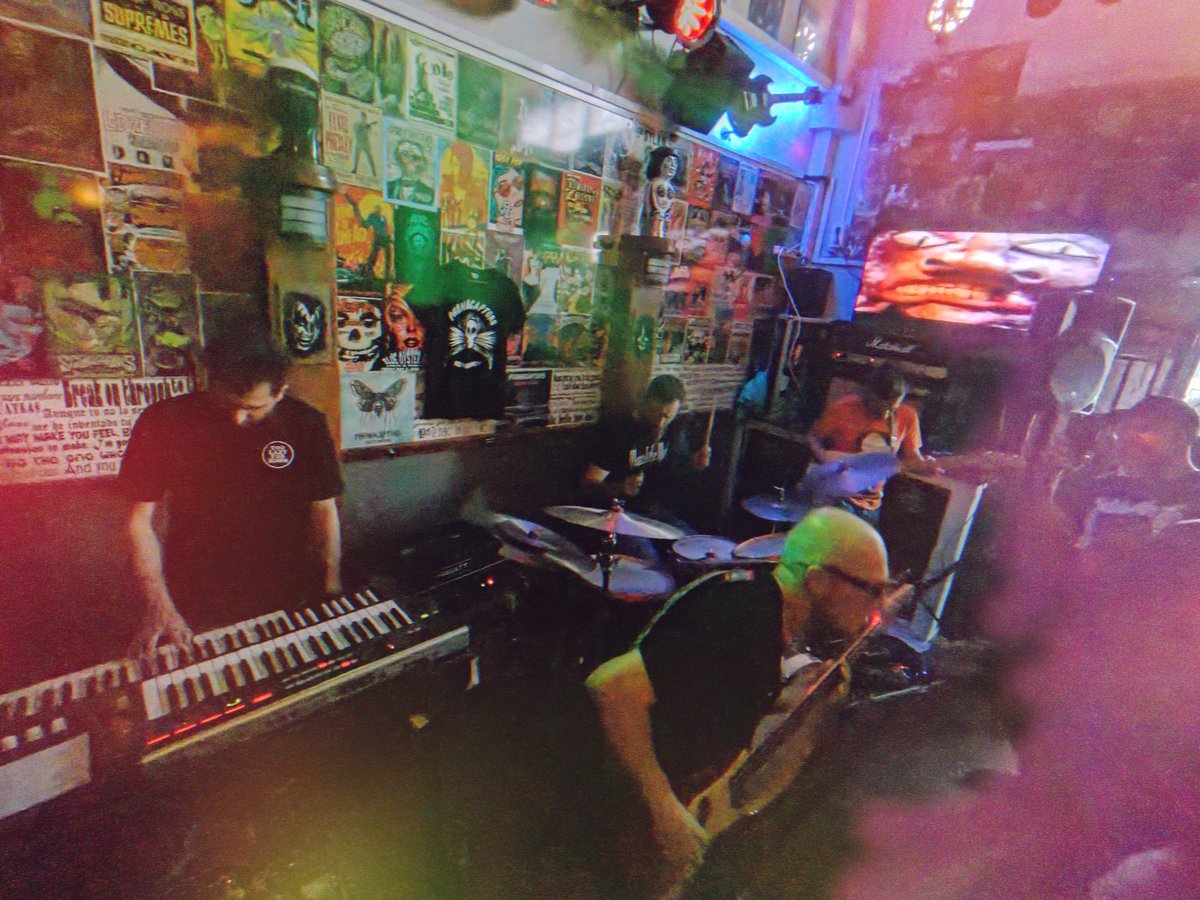 Spinda Records (@spinda_records) on Twitter photo Anoche pudimos asistir a otro bolazo en el Pub Kiss de Algeciras 👏
<a href="/Phonocaptorss/">Phonocaptors</a> venían a presentar su nuevo álbum en el que juegan a mezclar surf, garage, psicodelia y ¿¿¿Black Sabbath???? Otra brutal propuesta de <a href="/nooirax/">Nooirax Producciones</a> #recomendacion Anoche pudimos asistir a otro bolazo en el Pub Kiss de Algeciras 👏
<a href="/Phonocaptorss/">Phonocaptors</a> venían a presentar su nuevo álbum en el que juegan a mezclar surf, garage, psicodelia y ¿¿¿Black Sabbath???? Otra brutal propuesta de <a href="/nooirax/">Nooirax Producciones</a> #recomendacion