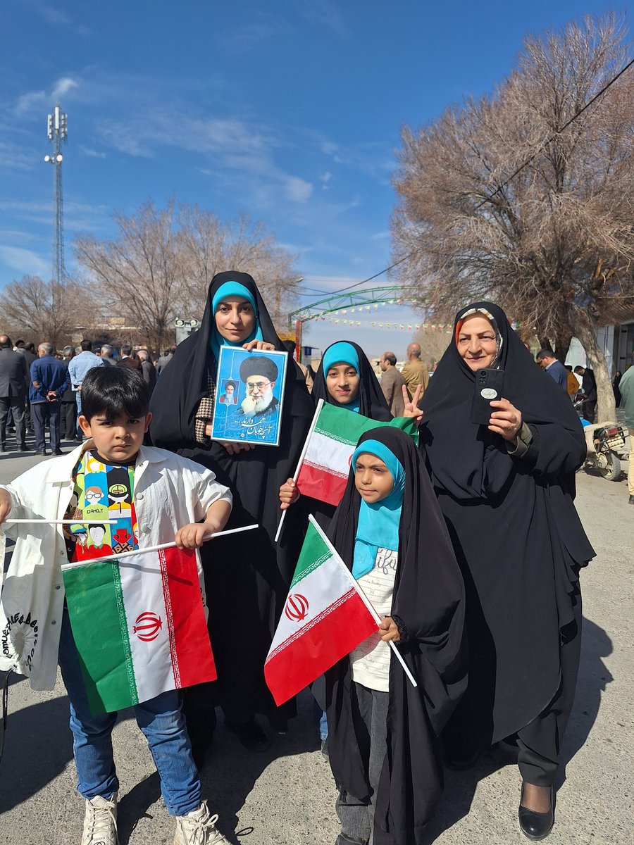 ali97813's tweet photo. حضور پرشور مردم از چند نسل دهه ۵۰ ، ۶۰ ، ۸۰ ،  ۹۰ در راهپیمایی نشان از چیست ؟!
#انقلاب_مردم
#شبیه_معجزه https://t.co/HB1m1HIyAJ