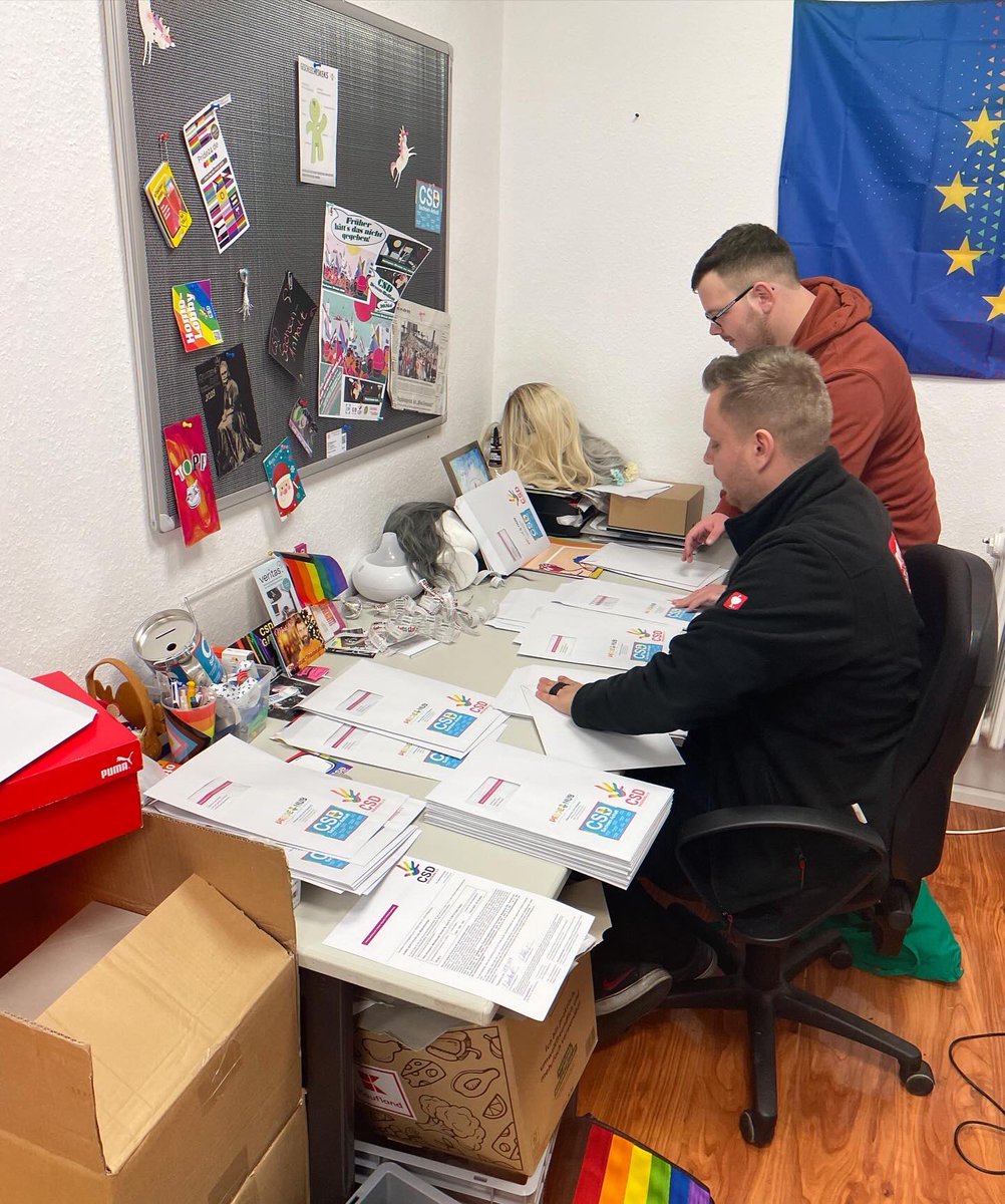 CSDmagdeburg's tweet photo. Haltet eure Briefkästen fest, denn es ist Zeit für eine wahre Flutwelle an Farben und Freude! Am Samstag haben wir im PrideHub eine mega Briefaktion gestartet und über 600 Einladungen zur CSD Sachsen-Anhalt Gala verpackt.

#gala #sachsenanhalt #queer https://t.co/EvsrstrKip