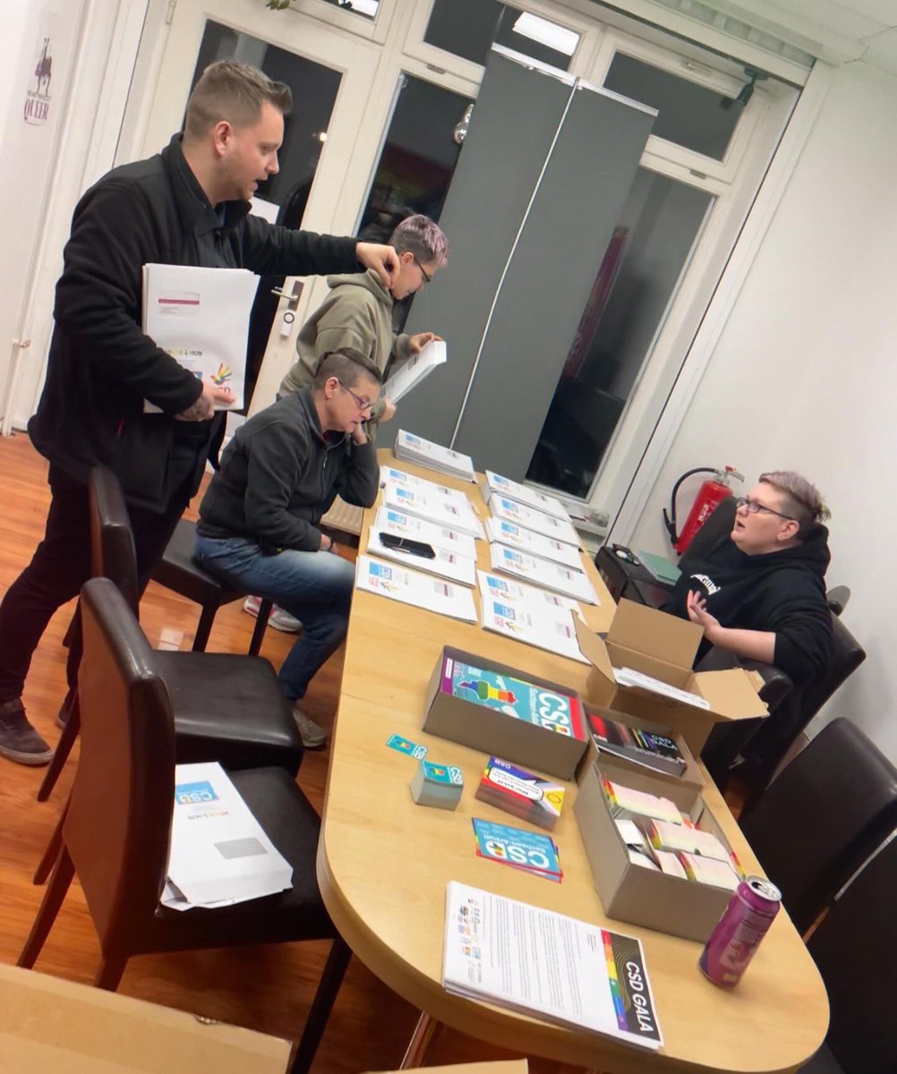 CSDmagdeburg's tweet photo. Haltet eure Briefkästen fest, denn es ist Zeit für eine wahre Flutwelle an Farben und Freude! Am Samstag haben wir im PrideHub eine mega Briefaktion gestartet und über 600 Einladungen zur CSD Sachsen-Anhalt Gala verpackt.

#gala #sachsenanhalt #queer https://t.co/EvsrstrKip
