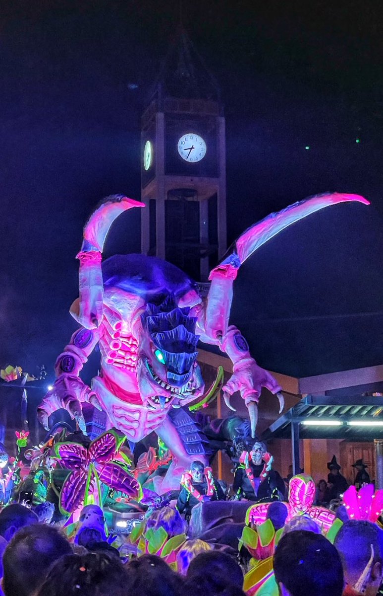 arcandrex's tweet photo. Buen domingo, buena gente! Vengo a contaros que en mi pueblo, Torelló (Barcelona), ha ganado el Carnaval una carroza presidida por UN TIRÁNIDO gigante. El Lore de @warhammer cada día es más popular! https://t.co/mxYSnAyEBT