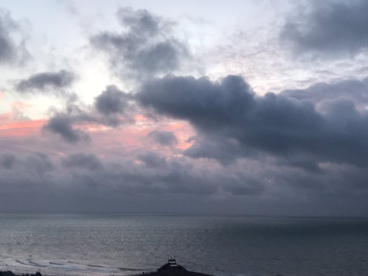 greigburgoyne's tweet photo. La mer scintillante #jour40 https://t.co/emxBXEwyt4