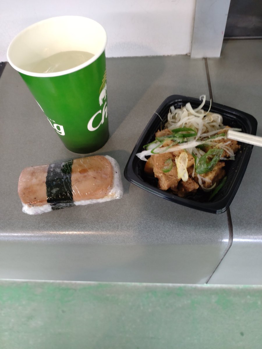 0817Toshi's tweet photo. #松戸競輪場 
#WithDream 
本日も松戸競輪ナイター2日目
おやつ食べにWithDream
今日も必勝アイテム
スパムおにぎりに角煮😋 https://t.co/lW8ApVuILu