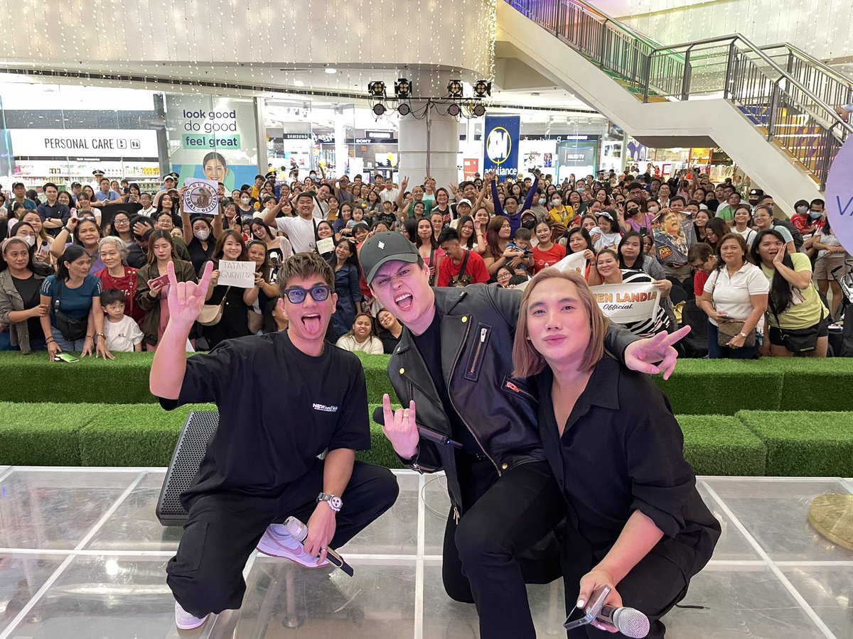 Black_SheepPH's tweet photo. Kinaya niyo ba ang hampas ni Big Bird, SM City Valenzuela? 🍌💦

Next stop SM City Pampanga! Kita-kits tayo mamayang 5PM para sa matigas na pasabog para sa inyo! 💥🐔

#IAmNotBigBird dropping soon this February 14! 🍆 https://t.co/DOyhKX1yEn