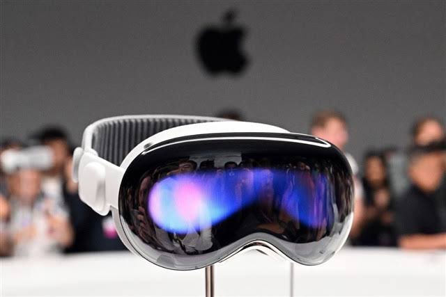 Interesting days await us 
Check out the real experience of #Apple’s #VisionPro

youtu.be/df0TUKWnMNs?fe…