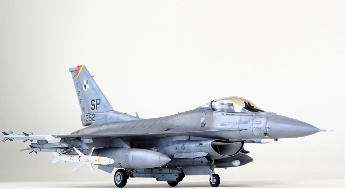 domcat14's tweet photo. タミヤ 1/72
F-16CJ BLOCK50 CCIP
完成しました。

フル装備仕様で価格も安く組み易い好キット。キャノピーはクリアーな透明パーツなのでクリアーオレンジ、スモークグレーで極薄く着色しています。 https://t.co/AnmfM1szoO