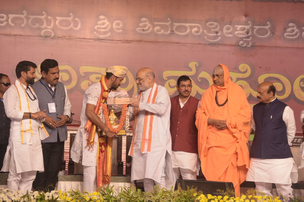 Union Home and Co-operative Minister Amit Shah felicitate Shri Rama lala idol Sculptor Arun Yogiraj at Suttur jatra mahotsava in Mysuru on Sunday/ @NewIndianXpress @santwana99 @ShivascribeTNIE @vinodkumart5 @XpressBengaluru @KannadaPrabha