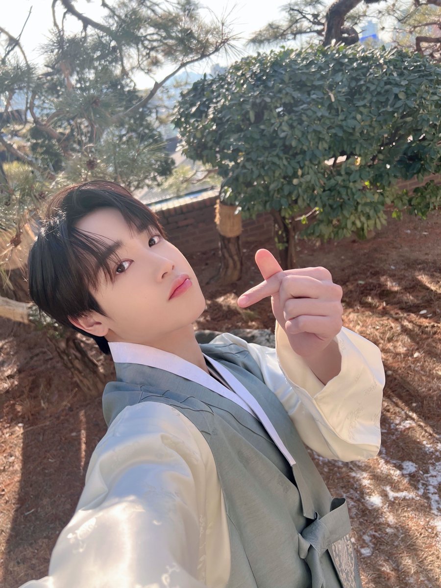 xikers_official's tweet photo. [#헌터] 새해 복 많이 받으세용!🎊
สุขสันต์วันตรุษจีนนะค้าบ🎉
#xikers #싸이커스 https://t.co/pWDH45xa9T