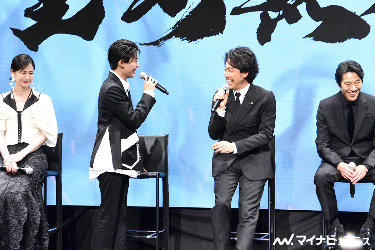 mn_enta's tweet photo. 長尾謙杜、映画『室町無頼』で「3分の1ぐらいふんどし」大泉洋の下ネタにタジタジ(写真9枚)

#長尾謙杜 #大泉洋 #室町無頼 #製作発表会見
 https://t.co/H8Dj8HyIk5 https://t.co/BtzgEyj5eA