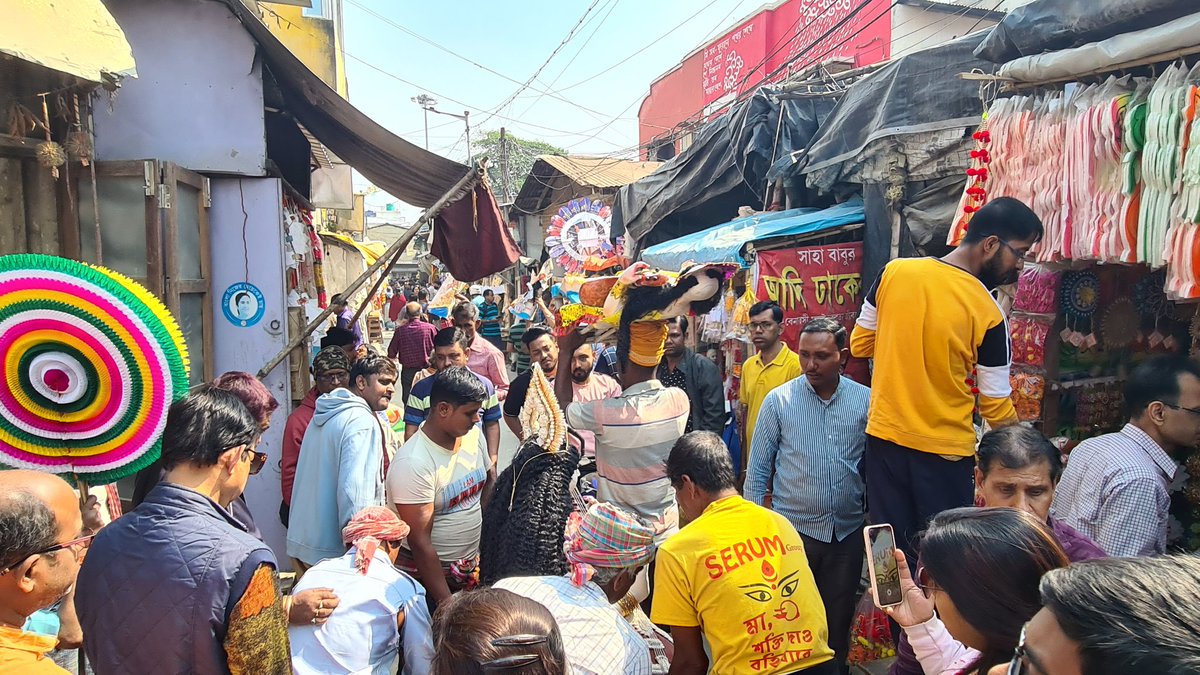 Andrew007Uk's tweet photo. Ahead of #SaraswatiPuja I advised a visit to #Kumartuli was a sight to see. Pleased my @UKinIndia, @arinacosac &amp; her husband as well as @swarnasatpathy  could all share this special first time experience. We concluded with tea served out of an old tram car.

@AboutIndia https://t.co/ztEvoDZMAV