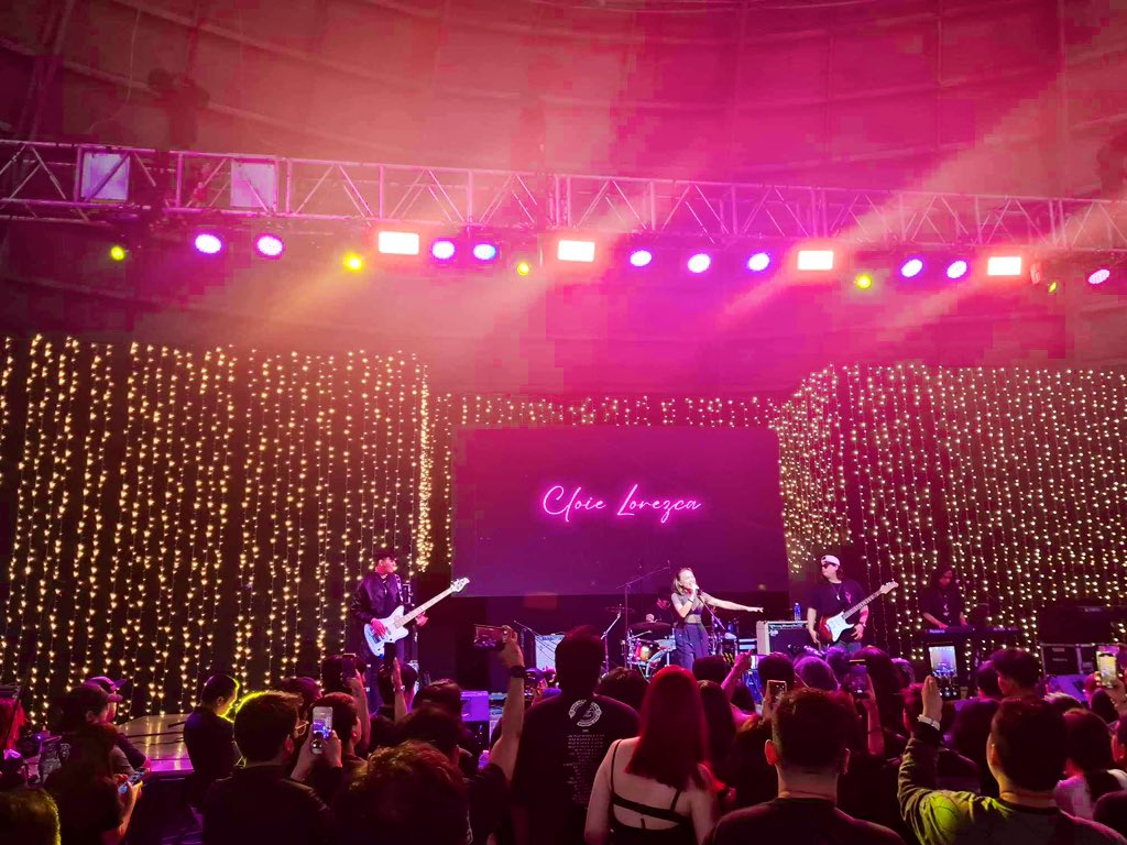 philconcerts's tweet image. Happening now: EMO FEST Fan Gathering at the @smnorthedsa Skydome 🤘Dress in black and bring all your emo friends 🖤 

Cloie Lorezca started things off with a cover of Avril Lavigne's 2002 hit, “I'm With You".

#EmoFestAtSMNorth