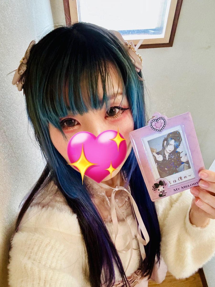Mira_Doll09's tweet photo. Ms.EVA「この愛、猛毒につき。」のリリイベ参加して参りましたー⁽⁽◝( ˙ ꒳ ˙ )◜⁾⁾✨
久々に見る雹夢さんは今日もビジュが優勝でした☺️トークも面白かったし楽しかった🎵愛猫が亡くなったこと雹夢さんとI.O.さんに伝えたら共感してくれて嬉しかった🥲お二人とも優しい…😭
#MsEVA #V系 https://t.co/Ua0zVn9BPd
