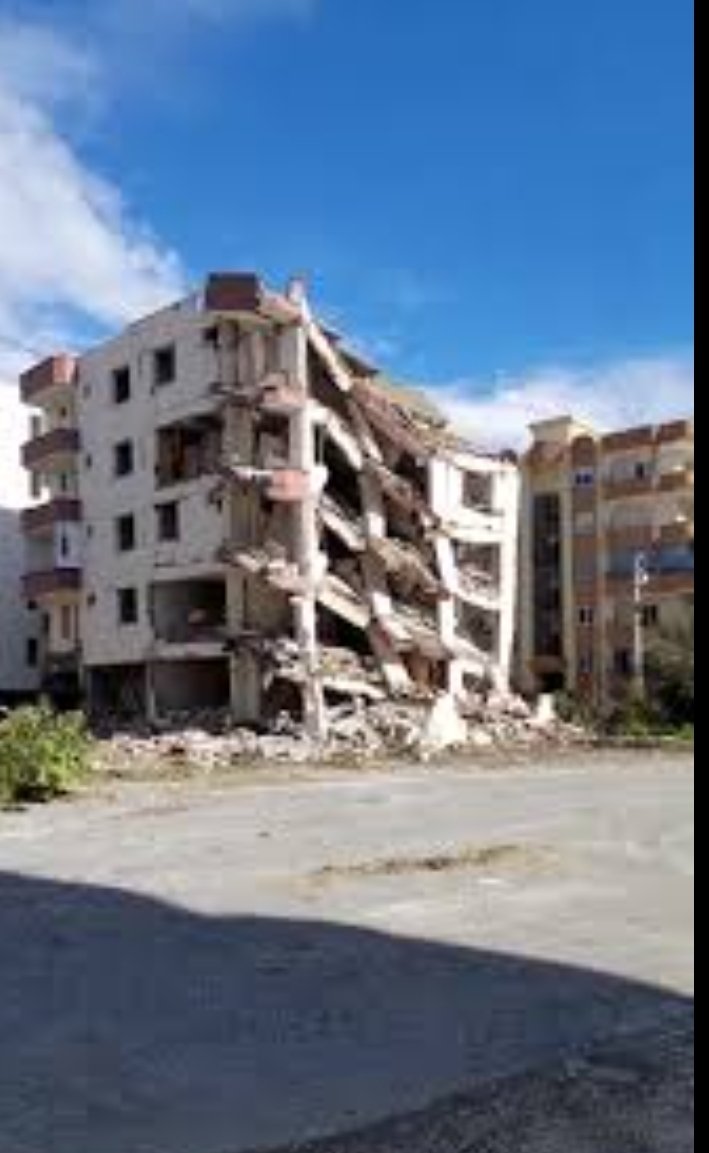 BengliAslan's tweet photo. Depremde bir çok binanın stadiğini bozan balkonlar faciaya yolaçmıştır.  Autocad kullananlar bilir esas olan binanın ağırlık merkezini korumaktır. Doğrusu balkonları kirişlerin içinde planlamaktır. https://t.co/1yAsimmrdz