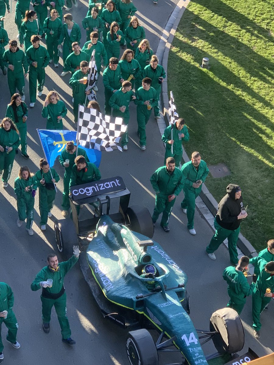 TotalVelocidad's tweet photo. Esto solo pasa en España y solo es capaz de hacerlo Fernando Alonso.

Ni en ningún otro sitio ni con nadie más. https://t.co/hARvz0QdLj
