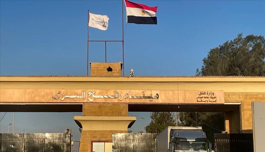 Marchfoward's tweet photo. TERKINI

MESIR BENARKAN SEMUA BANTUAN KEMANUSIAAN KE GAZA TANPA PEMERIKSAAN ISRAEL

Akhbar Israel, Yedioth Ahronoth memaklumkan bahawa Mesir sudah memberitahu PBB dan Israel bahawa semua bantuan kemanusiaan kini boleh memasuki Gaza melalui Lintasan Rafah tanpa perlu diperiksa oleh Israel

Israel tidak lagi dibenarkan untuk memeriksa semua bantuan kemanusiaan yang melalui Lintasan Rafah di Mesir ke Gaza

Kesemua pemeriksaan bantuan kemanusiaan kini hanya akan dijalankan Kerajaan Mesir sendiri tanpa pemeriksaan dari Israel atau mana mana organisasi antarabangsa

Tindakan ini untuk memastikan bantuan kemanusiaan lebih cepat dan banyak masuk ke Gaza susulan krisis meruncing di Gaza ketika ini kerana proses birokrasi dan dokumentasi dapat dikurangkan