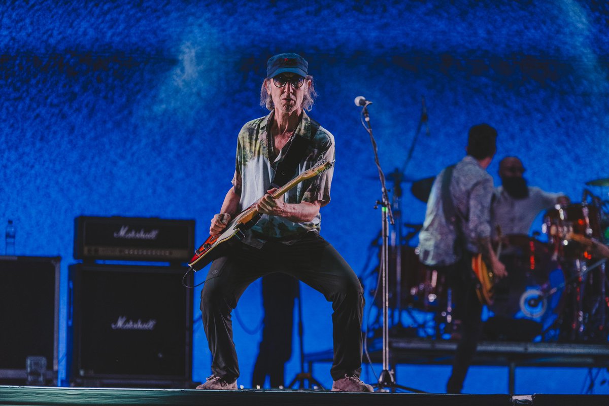 Noti_Ayer's tweet photo. Que pedazo de Artista don Eduardo Beilinson. La figura mítica que con solo verla te traslada automáticamente a los 80-90, su imagen arriba del escenario te hace latir rápido el corazón. Que pedazo de show da en cada lugar donde va y que afortunado que somos de poder disfrutarlo. https://t.co/o9QRDqlgHD