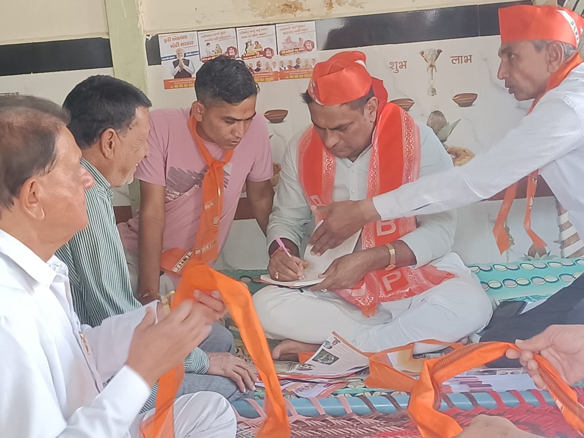 VasantBhatol1's tweet photo. "ગાંવ ચલો અભિયાન" અંતર્ગત ગઢ ગામની મુલાકાત

#ganvchaloabhiyan 
#gadh #palanpur #Banaskantha https://t.co/2OXD4BpG7I
