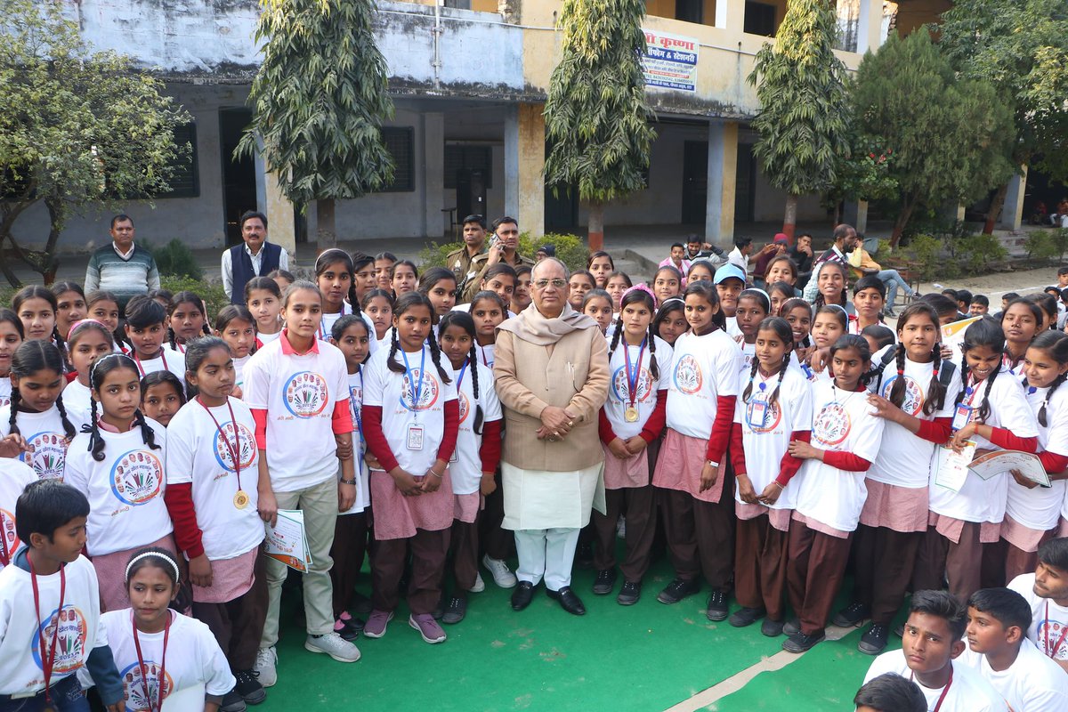 RajveersinghUP's tweet photo. आज दिनाँक 11/2/2024 लोकसभा एटा में एटा नगर मंडल स्तर पर सांसद खेल स्पर्धा में प्रतिभागियों ने बड़-चढ़ के हिस्सा लिया ।
सभी प्रतिभागियों को प्रमाण पत्र और मेडल देकर सम्मानित किया।
मैं सभी खिलाड़ियो के उज्जल भविष्य की कामना करता हूँ।
#SansadKhelSpardha #kheloindia
#khelietah https://t.co/EiqPAxzgDu