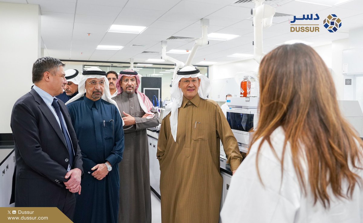 Dussur's tweet photo. برعاية كريمة من صاحب السمو الملكي الأمير عبد العزيز بن سلمان آل سعود وزير الطاقة، ومعالي المهندس خالد بن عبد العزيز الفالح وزير الاستثمار، ومعالي الأستاذ بندر بن إبراهيم الخريف وزير الصناعة والثروة المعدنية.

تحتفي #دسر اليوم وبالشراكة مع بيكر هيوز بافتتاح منشأة بيترولايت السعودية للكيماويات، التي ستقدم تقنية التفاعل الكيماوي، لإنتاج منتجات تعتبر الأولى من نوعها في المملكة.