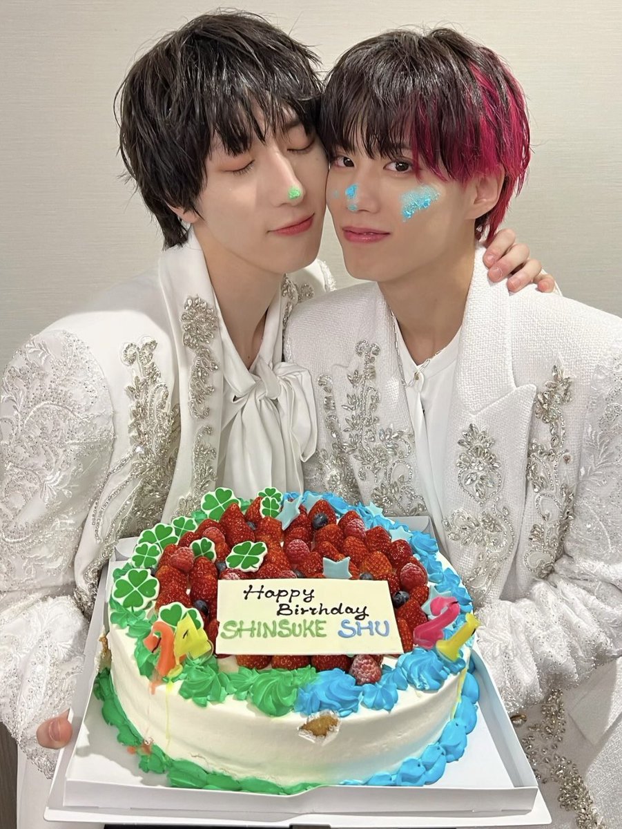 428orn510's tweet photo. よつこぼかあいいねえお誕生日おめでとうヨシヨシ( T_T)＼(^-^ )ずっと一緒に幸せでいて( T_T)＼(^-^ )💚🩵 https://t.co/yEfUYlT0BG