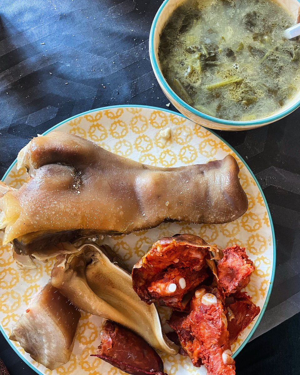 sapoconcho's tweet image. Caldo de grelos, catxutxa, orella, botelo e chourizos… o el que vindria a ser l’adaptació galaica que fem a cada meva d’una dieta de recuperació post competició….🐷

#entroido #botelo #dietaatlantica #galizacalidade #caldogalego #grelos