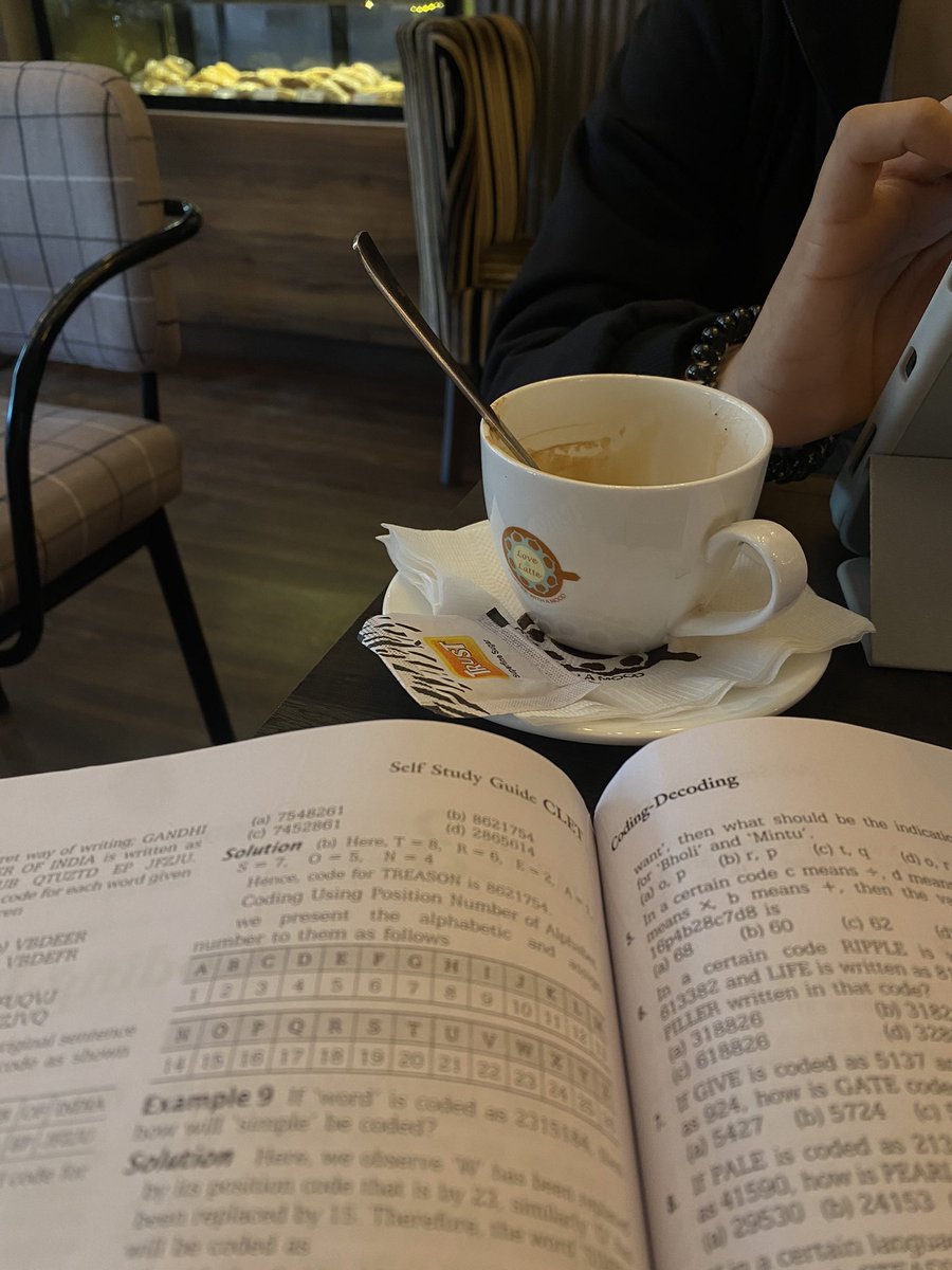 Yet another noon at a café ☕️📚