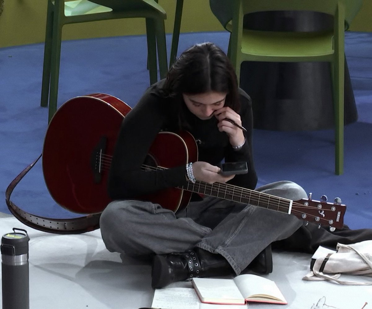 belen9339's tweet photo. SILENCIO TODOS. CHIARA ESTÁ COMPONIENDO
#KiVi11F #Bechirusvi11F https://t.co/WZwCAFHH8A
