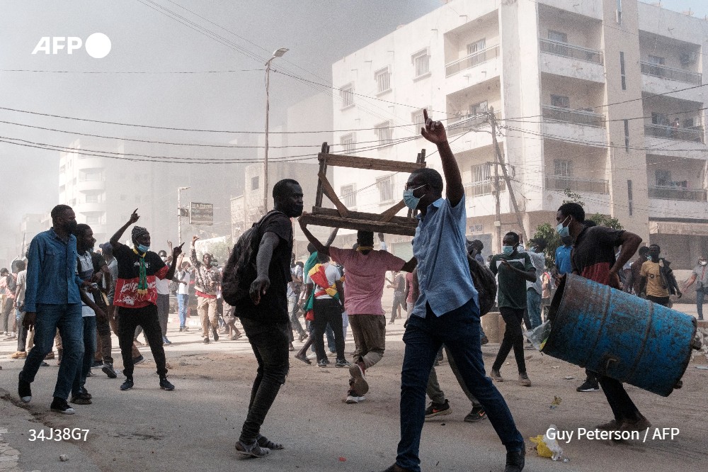 Un lycéen de 16 ans a été tué au cours de heurts avec les forces de sécurité dans le sud du Sénégal, portant à trois le nombre de tués depuis le début de la contestation. Cela fait huit jours que le pays est secoué par le report surprise de l'élection présidentielle  #AFP