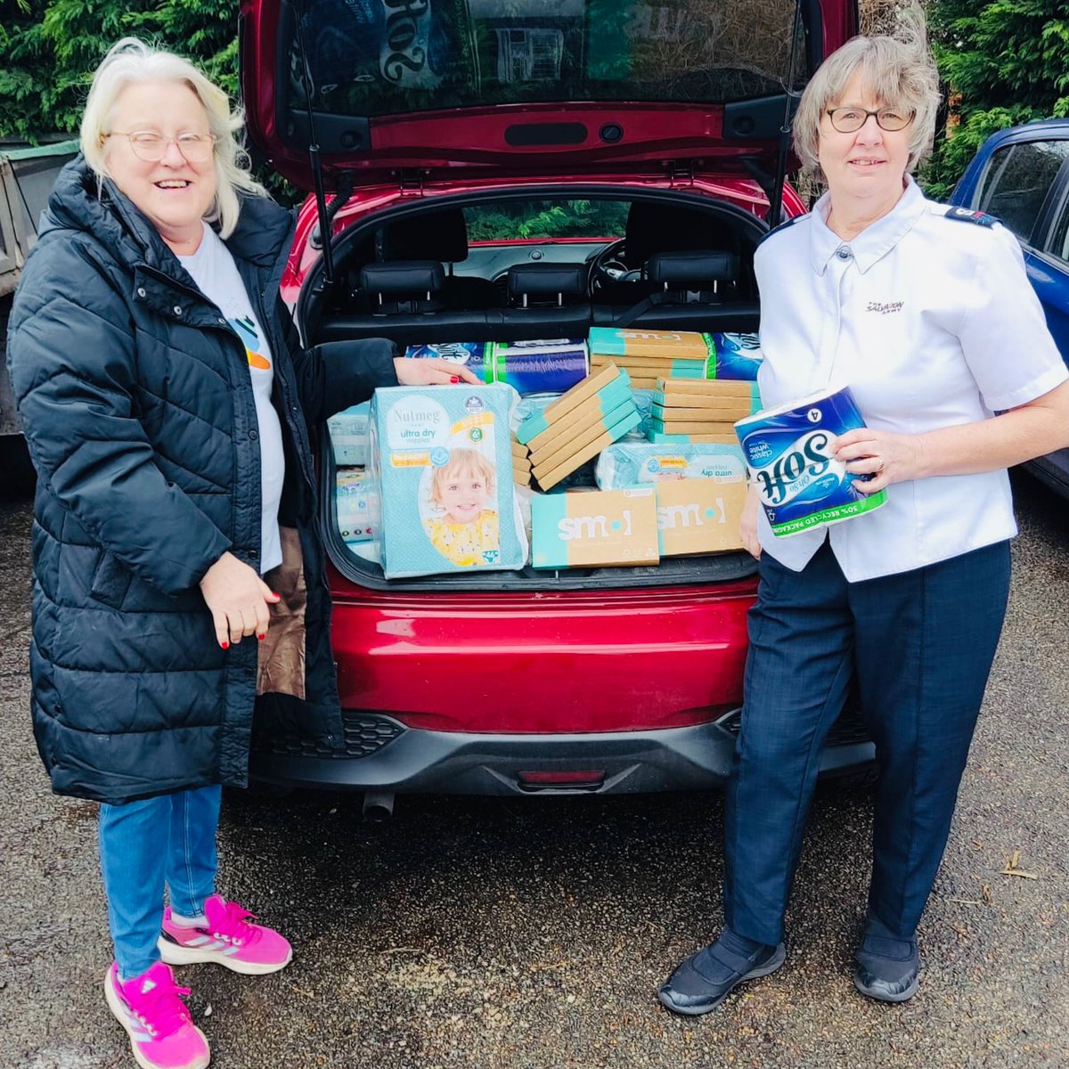 GodstoneThb's tweet image. 💛Even blustery wind and rain won’t stop our volunteers this week. Just over 80kg of hygiene essentials to @caterhamcorpssa Items include nappies, shampoo, washing up liquid, deodorant, toilet paper, shower gel, cleaning and laundry products #givelocalhelplocal #community