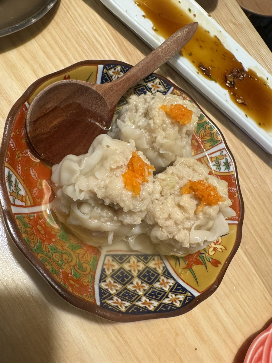 KarmBkk's tweet photo. ソイ33のやまに商店訪問しました。
タイの中でも珍しいメニューがあるので、良かったです。
ヒーローアイテムのシュウマイも美味しい。卵焼きの中は、明太子とチーズを入れて、これも美味しかった。 https://t.co/savFhQRiJx